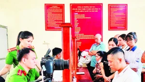 Công an phường Yên Bái hướng dẫn người dân đến làm căn cước công dân.