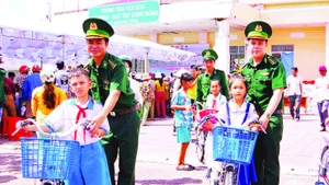 Bộ đội Biên phòng tỉnh Cà Mau trao xe đạp tặng học sinh hoàn cảnh khó khăn trên địa bàn xã Khánh Tiến, huyện U Minh, tỉnh Cà Mau.