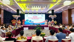 Các đại biểu dự tọa đàm.