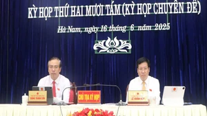 Các đồng chí Chủ tọa kỳ họp.