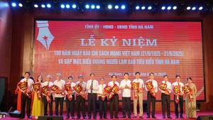 Các đồng chí lãnh đạo tỉnh trao biểu trưng tôn vinh nhà báo tiêu biểu tỉnh Hà Nam qua các thời kỳ.