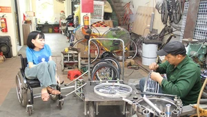 Chị Nga trao đổi với người đồng hành về ý tưởng thiết kế xe ba bánh cho người khuyết tật.
