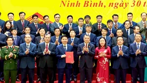Đồng chí Lê Minh Hưng, Ủy viên Bộ Chính trị, Bí thư Trung ương Đảng, Trưởng Ban Tổ chức Trung ương trao Quyết định của Bộ Chính trị về việc thành lập Đảng bộ tỉnh Ninh Bình.