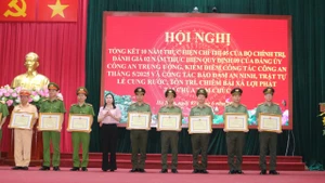 Đồng chí Phó Bí Thư Thường trực tỉnh ủy Hà Nam trao tặng Bằng khen của Chủ tịch Ủy ban nhân dân tỉnh cho các tập thể có thành tích xuất sắc trong thực hiện Chỉ thị số 05 của Bộ Chính trị.