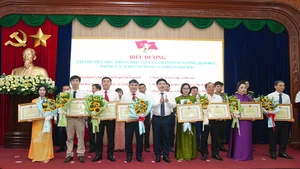 Đồng chí Bí thư Tỉnh ủy Trương Quốc Huy trao tặng Bằng khen cho các tập thể tiêu biểu trong học tập và làm theo tư tưởng, đạo đức, phong cách Hồ Chí Minh, giai đoạn 2016-2025.