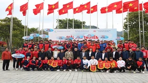 Ban tổ chức tặng cờ lưu niệm cho các đội tham gia giải.