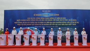 Phó Thủ tướng Trần Hồng Hà và các đại biểu thực hiện nghi thức khởi công Dự án Xây dựng khu tái định cư trên địa bàn phường Đồng Văn, tỉnh Ninh Bình.