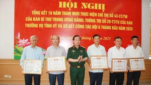 Lãnh đạo Hội Nạn nhân chất độc da cam/dioxin Việt Nam trao Bằng khen cho các tập thể, cá nhân.