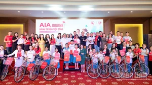 AIA Việt Nam trao tặng hơn 140 chiếc xe đạp và nhiều phần quà với tổng trị giá khoảng 360 triệu đồng cho các học sinh có hoàn cảnh khó khăn trên địa bàn tỉnh Quảng Nam. (Ảnh: ĐÌNH TĂNG)