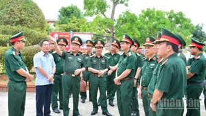 Thượng tướng Hoàng Xuân Chiến, Ủy viên Trung ương Đảng, Ủy viên Thường vụ Quân ủy Trung ương, Thứ trưởng Quốc phòng thăm, kiểm tra tại Ban Chỉ huy Quân sự thị xã Điện Bàn và Thị ủy Điện Bàn. (Ảnh: ĐÌNH TĂNG)