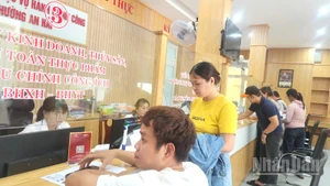 Công dân đến Trung tâm Phục vụ Hành chính công phường An Hải để thực hiện các giao dịch hành chính công. (Ảnh: ĐÌNH TĂNG)
