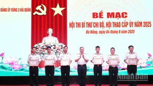 Thủ trưởng Bộ Tư lệnh Vùng 3 tặng bằng khen cho các tập thể, cá nhân đạt giải cao trong hội thi, hội thao. (Ảnh: ĐÌNH TĂNG)