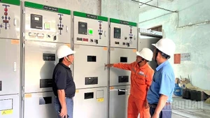 Đội Quản lý điện Tuy An (PC Đắk Lắk) làm việc với Công ty TNHH Xi-măng Cosevco Phú Yên về việc điều chỉnh phụ tải vào giờ cao điểm. (Ảnh: ĐÌNH TĂNG)