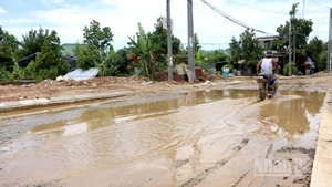 Sau nhiều năm triển khai, dự án đường Nam Cao nối dài vẫn thi công cầm chừng, gây ảnh hưởng lớn đến người dân và người tham gia giao thông. (Ảnh: ĐÌNH TĂNG)