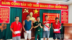 Ban chỉ huy Biên phòng cửa khẩu cảng Đà Nẵng tặng quà và động viên các ngư dân. (Ảnh: ĐÌNH TĂNG)