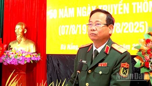 Thiếu tướng Hứa Văn Tưởng, Phó Tư lệnh Quân khu 5 phát biểu chỉ đạo tại buổi lễ. (Ảnh: ĐÌNH TĂNG)
