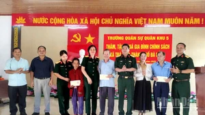 Trường Quân sự Quân khu tặng quà gia đình chính sách. (Ảnh: ĐÌNH TĂNG)