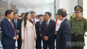 Đồng chí Trần Cẩm Tú đã đến kiểm tra công tác triển khai mô hình chính quyền địa phương 2 cấp tại phường Hải Châu. (Ảnh: Nhóm PV)