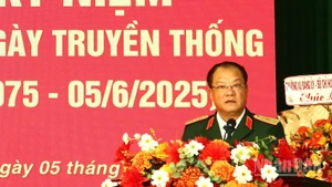 Thiếu tướng Cao Phi Hùng, Ủy viên Ban Thường vụ Đảng ủy, Phó Tư lệnh Quân khu 5 phát biểu chỉ đạo tại buổi lễ. (Ảnh: ĐÌNH TĂNG).