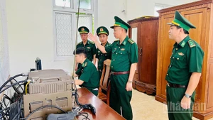 Đồng chí Trần Tiến Hiền kiểm tra hệ thống thông tin liên lạc biển tại Đồn Biên phòng Phú Lộc. (Ảnh: ĐÌNH TĂNG)
