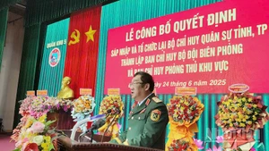 Thượng tướng Phạm Hoài Nam, Ủy viên Trung ương Đảng, Ủy viên Quân ủy Trung ương, Thứ trưởng Quốc phòng phát biểu chỉ đạo tại buổi lễ. (Ảnh: ĐÌNH TĂNG)