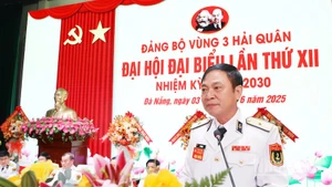 Chuẩn Đô đốc Lê Bá Quân, Phó Tư lệnh Quân chủng Hải quân phát biểu chỉ đạo Đại hội. (Ảnh: ĐÌNH TĂNG)