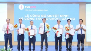 Lãnh đạo 6 Công ty điện lực mới được thành lập trên cơ sở sáp nhập các đơn vị hành chính nhận Quyết định do lãnh đạo EVNCPC trao tại buổi lễ. (Ảnh: ĐÌNH TĂNG)