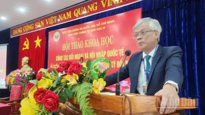 Phó Giáo sư, Tiến sĩ Lê Văn Đính, Phó Giám đốc Học viện Chính trị khu vực III phát biểu đề dẫn tại Hội thảo. (Ảnh: ĐÌNH TĂNG) 