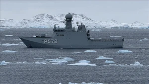 Tàu Hải quân Hoàng gia Đan Mạch tuần tra quanh đảo Greenland ngày 16/3/2025. (Ảnh: AA)