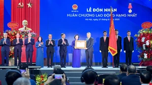 Tổng Bí thư Tô Lâm trao Huân chương Lao động hạng Nhất tặng Bộ Nội vụ.