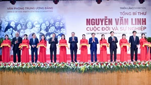 Tổng Bí thư Tô Lâm, các đồng chí lãnh đạo Đảng, Nhà nước và các đại biểu cắt băng khai mạc Triển lãm “Tổng Bí thư Nguyễn Văn Linh - Cuộc đời và sự nghiệp”. (Ảnh: ĐĂNG KHOA)