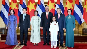 Tổng Bí thư Tô Lâm và Phu nhân, Chủ tịch nước Lương Cường và Phu nhân cùng Bí thư Thứ nhất Đảng Cộng sản Cuba, Chủ tịch nước Cuba Miguel Díaz-Canel Bermúdez và Phu nhân chụp ảnh chung.