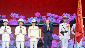 Tổng Bí thư Tô Lâm trao Huân chương Sao vàng lần thứ năm tặng lực lượng Công an nhân dân Việt Nam. 