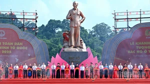 Tổng Bí thư Tô Lâm và các đồng chí lãnh đạo Đảng, Nhà nước thực hiện nghi thức khánh thành Tượng đài “Bác Hồ ở Tân Trào” tại xã Tân Trào, tỉnh Tuyên Quang. (Ảnh: ĐĂNG KHOA) 