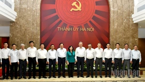 Tổng Bí thư Tô Lâm với các đồng chí lãnh đạo Đảng, Nhà nước và Ban Thường vụ Thành ủy Hà Nội.