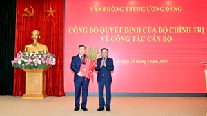 Thay mặt Bộ Chính trị, đồng chí Trần Cẩm Tú, Thường trực Ban Bí thư trao Quyết định phân công, bổ nhiệm đồng chí Phạm Gia Túc, Ủy viên Trung ương Đảng, Phó Chánh Văn phòng Trung ương Đảng giữ chức Chánh Văn phòng Trung ương Đảng.