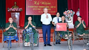 Tổng Bí thư Tô Lâm tặng quà thương binh nặng tại Trung tâm Điều dưỡng thương binh Thuận Thành (phường Ninh Xá, tỉnh Bắc Ninh).