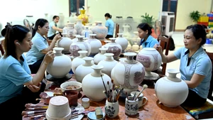 Các nghệ nhân, công nhân Công ty cổ phần Gốm Chu Đậu tăng ca làm việc để cho ra lò những sản phẩm độc đáo, mang ý nghĩa lịch sử.