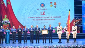 Tổng Bí thư Tô Lâm trao Huân chương Độc lập hạng Nhất tặng ngành tài chính. (Ảnh ĐĂNG KHOA)