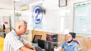 Hành khách mua vé tàu tại ga Vinh.