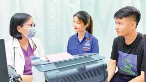 Tư vấn, khám sức khỏe tiền hôn nhân cho thanh niên.
