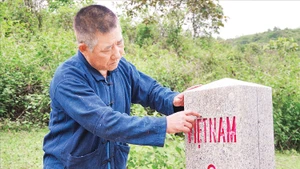 Ông Lỳ Xuyến Phù (xã Sín Thầu) kiểm tra một cột mốc quốc giới. Ảnh: HOÀNG KHÁNH
