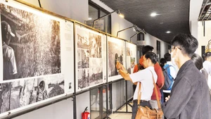 Khán giả đến xem triển lãm Những khung hình về biến đổi khí hậu. Nguồn: Cổng thông tin điện tử Cần Thơ.