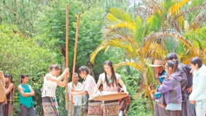 Du khách trải nghiệm các sinh hoạt đời thường của người dân.