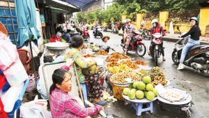 Tình trạng buôn bán tự phát ảnh hưởng không nhỏ đến mỹ quan đô thị. Ảnh: Minh Lê