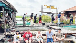 Massage bằng cá tại bè cá Bảy Bon.