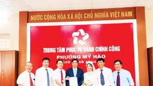 Lãnh đạo Ủy ban nhân dân phường Mỹ Hào (Hưng Yên) trao Giấy chứng nhận kết hôn cho cặp đôi đăng ký kết hôn tại Trung tâm.