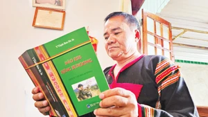 Nhà nghiên cứu Y Thịnh Bon Jôc Ju với cuốn sách “Lịch sử Văn hóa Mơ Nông”.