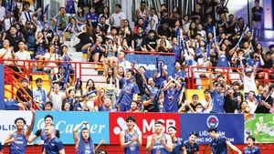Người hâm mộ sân Tây Hồ phấn khích trước màn lội ngược dòng của Hanoi Buffaloes.
