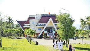 Du khách tham quan Di tích Tây Sơn Thượng đạo.